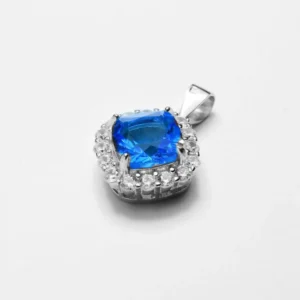 سلفر بفص زيركون سماوي شكل معين حوله فصوص زيركون صغيره