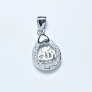 سلفر شكل قطرة ماء مفرغه مزينه بفصوص زيركون صغيره اعلاها قلب مقلوب وبداخلها لفظ الجلاله " اللّه "